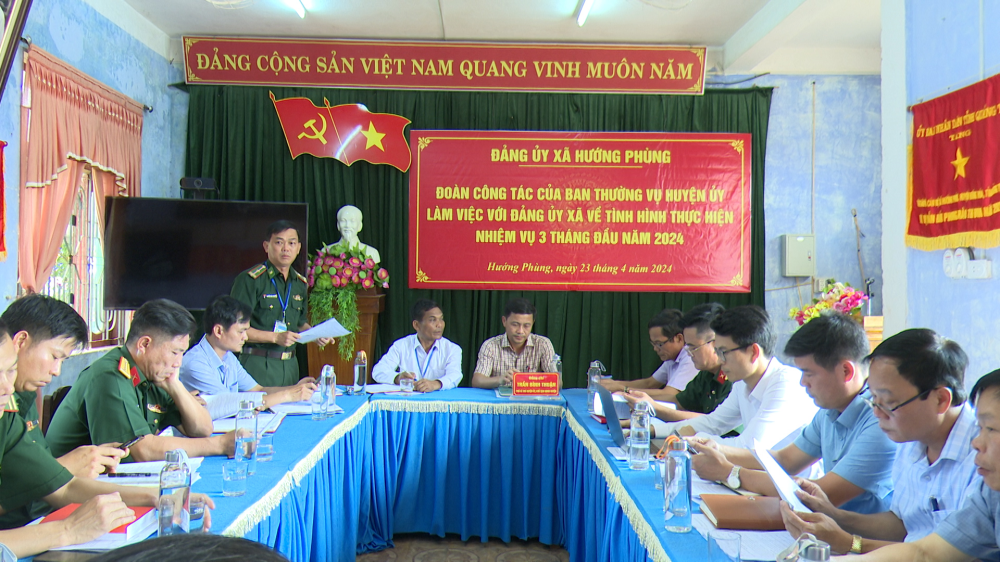 Đoàn công tác của BTV Huyện ủy làm việc với xã Hướng Phùng